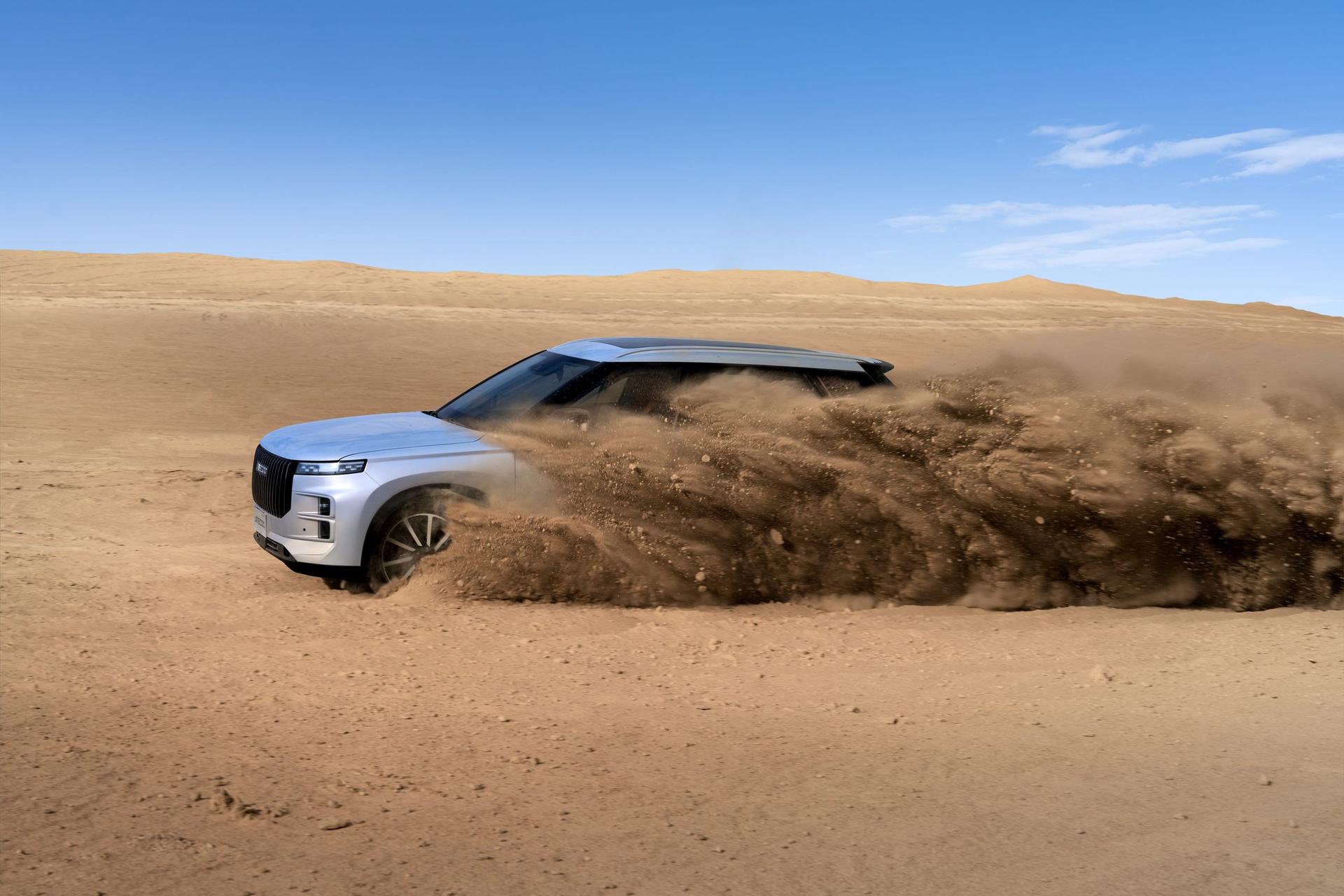 Jaecoo J7 in desert