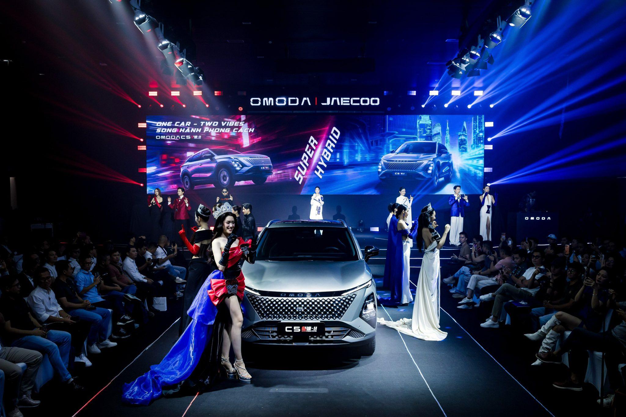 Tận hưởng bữa tiệc thời trang với chủ đề “One Car Two Vibes – Song hành phong cách” tại lễ ra mắt C5 SHS-H